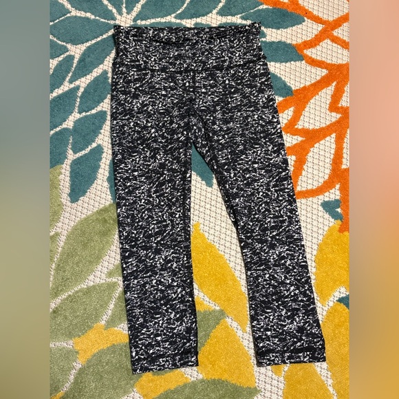 Lululemon leggings size 4 - Picture 2 of 6